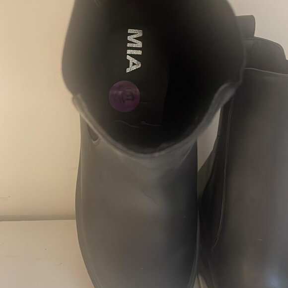 Stylish Black Chunky Chelsea Boots - Size 8.5 - Picture 4 of 9